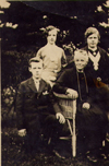 Oma Kelderman Stroet met haar kinderen, foto genomen op 10 mei 1932